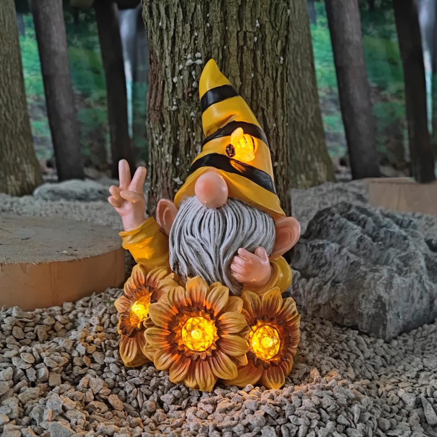 Joint Honglin Garden Gnome Sculptures & Statues Resin Summer Bee Gnome with Sunflower, Outdoor Funny Honey Gnome Decoration Solar LED