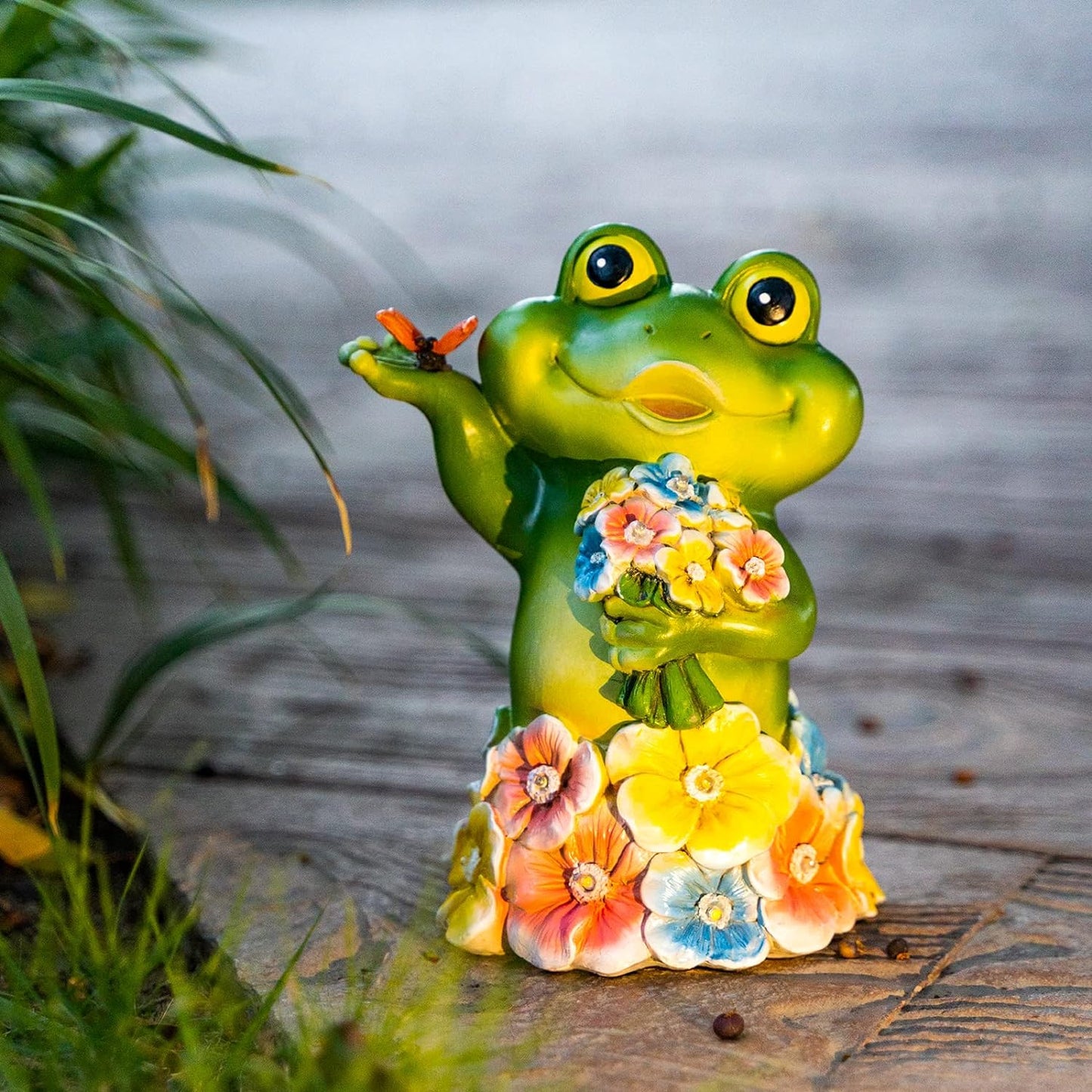 Joint Honglin Garden Animal Statues with Flowers Cute Funny Frog Outdoor Solar Light Statues and Sculptures for Yard